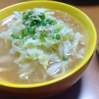 胡麻ニンニク香るキャベツたっぷりのせラーメン